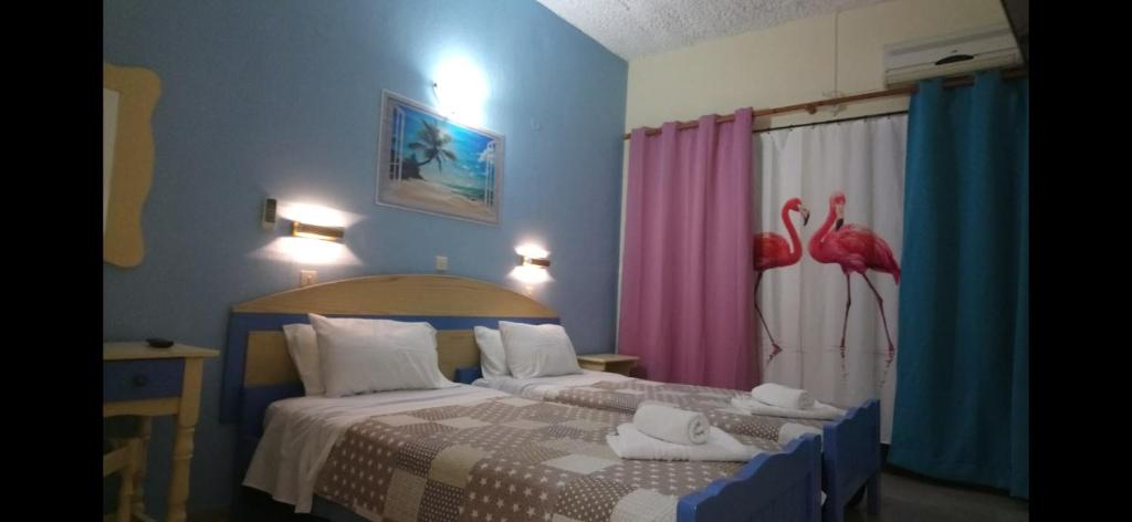 Postel nebo postele na pokoji v ubytování Flamingo Apartments Moraitika Corfu