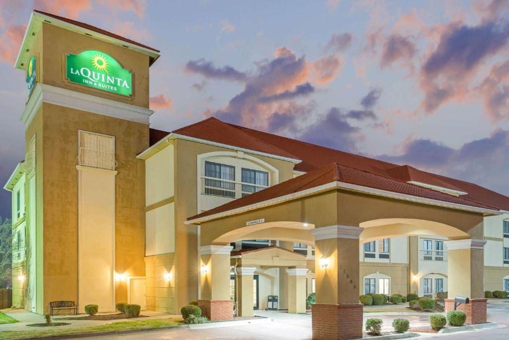 a hotel with a lion inn sign on top of it at La Quinta by Wyndham Oklahoma City -Yukon in Yukon