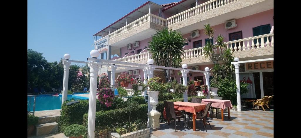 Bazén v ubytování Flamingo Apartments Moraitika Corfu nebo v jeho okolí