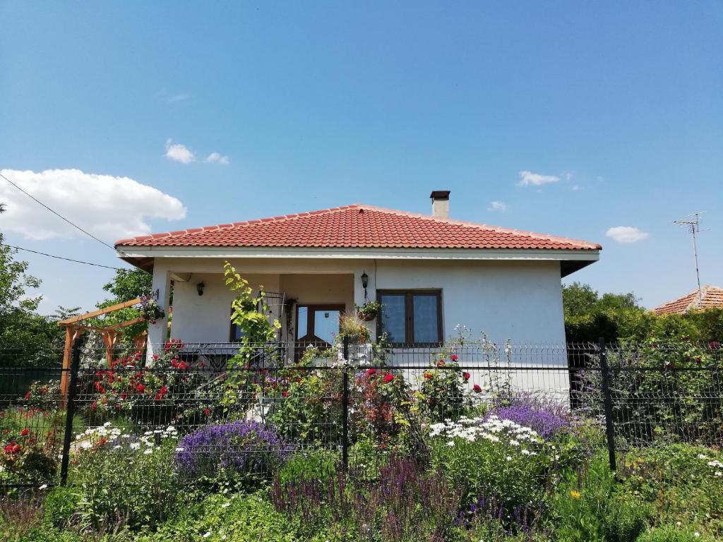 una casa con un jardín delante de ella en House Albena, en Durankulak