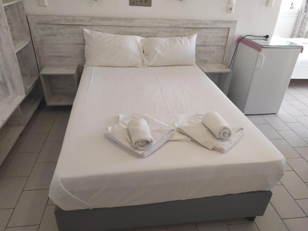 Postel nebo postele na pokoji v ubytování Xenios Dias