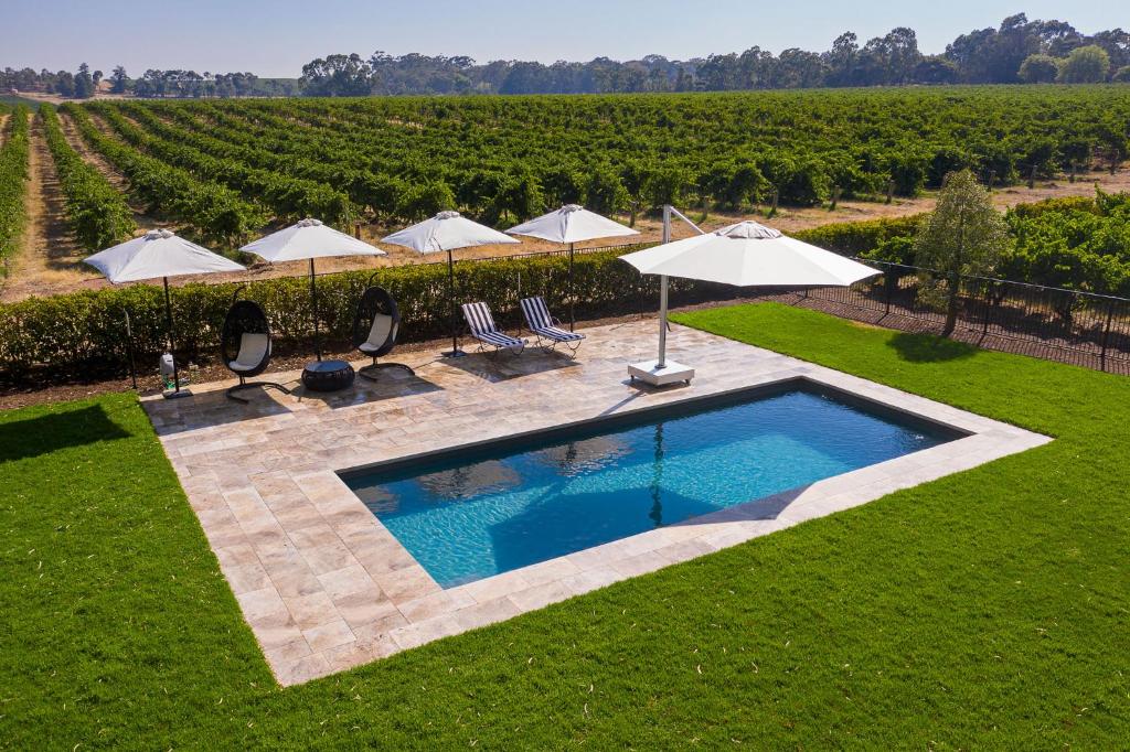 O vedere a piscinei de la sau din apropiere de Le Mas Barossa