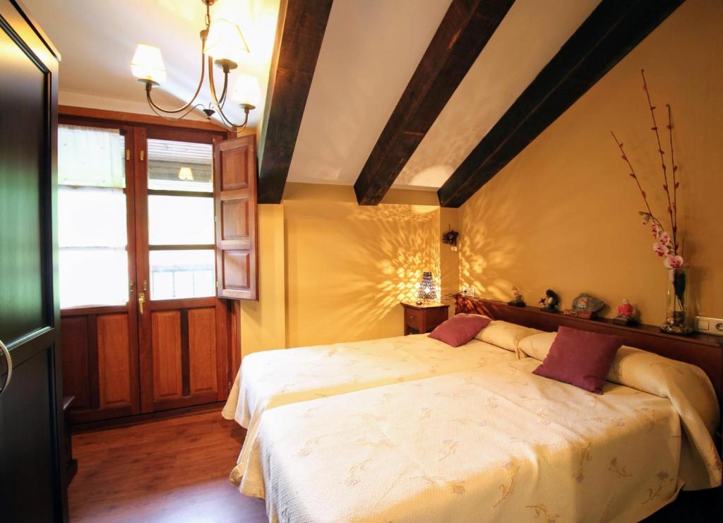 a bedroom with a large bed in a room at Casa de Aldea Peña Sobia in La Plaza