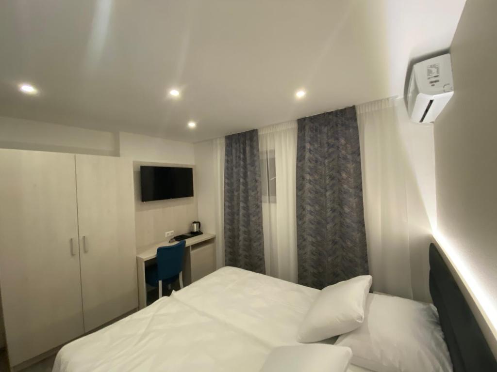 een hotelkamer met een bed en een bureau bij DM Sobe in Tuzla