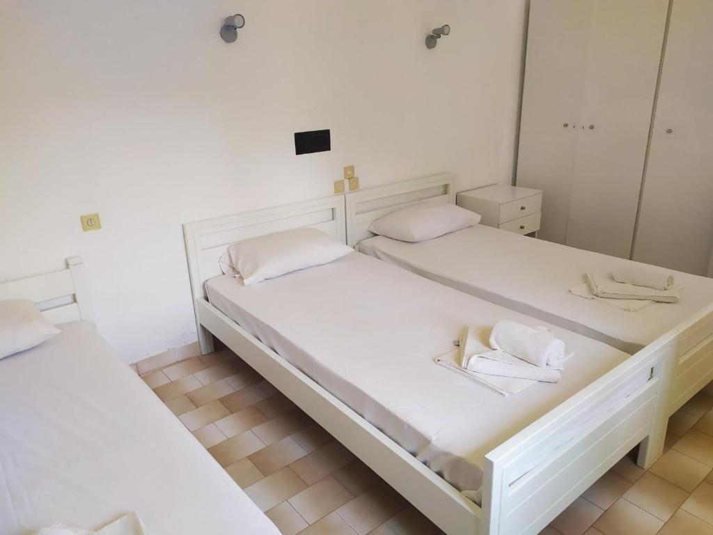 Postel nebo postele na pokoji v ubytování Xenios Dias