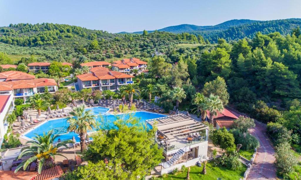 Bazén v ubytování Poseidon Hotel Sea Resort nebo v jeho okolí