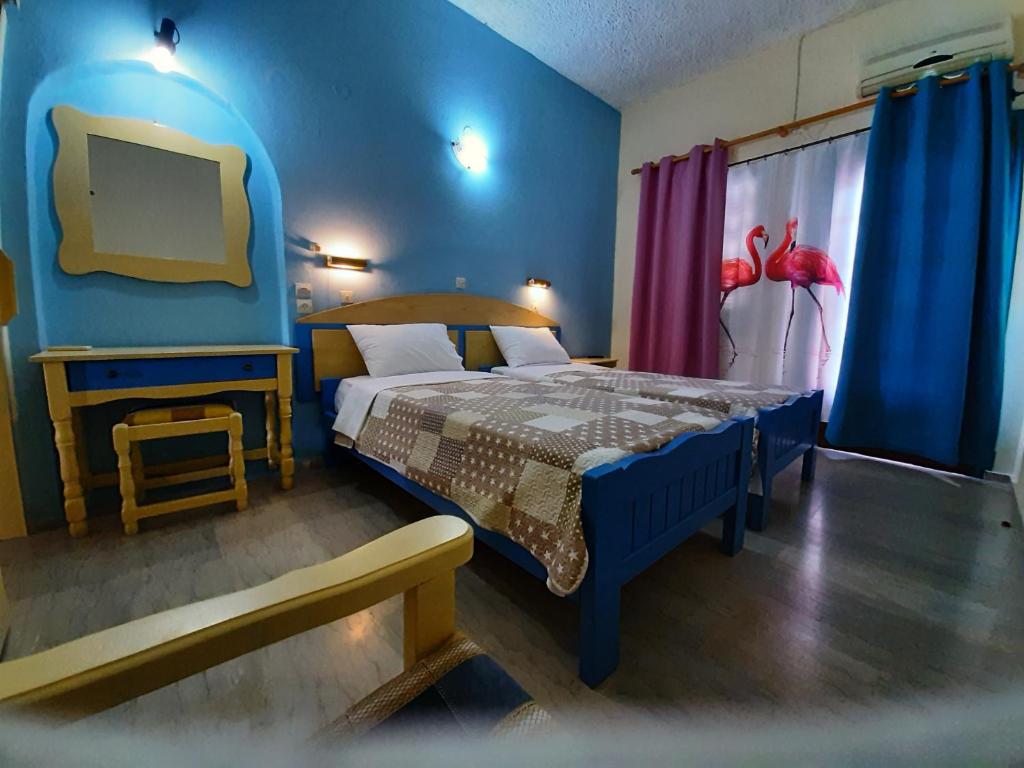Postel nebo postele na pokoji v ubytování Flamingo Apartments Moraitika Corfu
