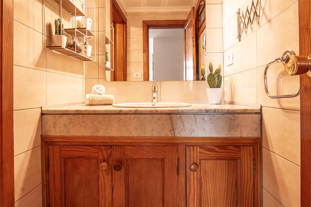 łazienka z umywalką i lustrem w obiekcie Lanzahost Casita El Molino w Costa Teguise