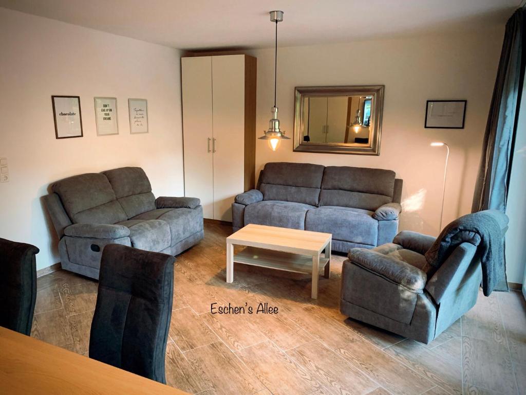Sala de estar con 2 sofás y mesa en Eschen´s Allee, en Aurich