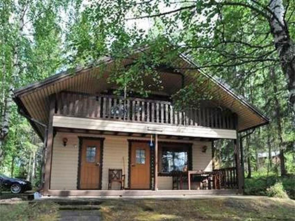 Casa pequeña con balcón en el bosque en Holiday Home Tipuniemi by Interhome en Vähä Evo
