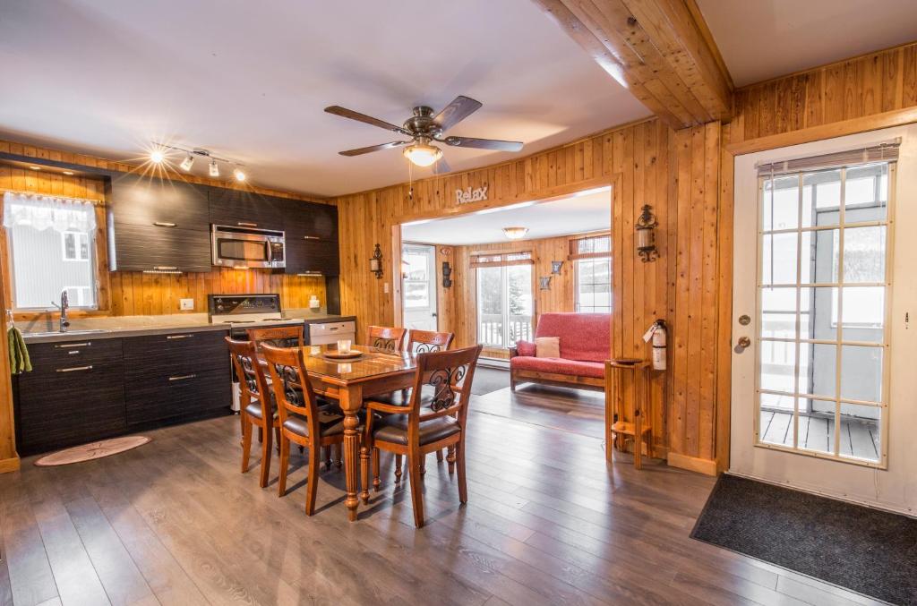 Η κουζίνα ή μικρή κουζίνα στο Le Chalet Relax du Lac St-Tite