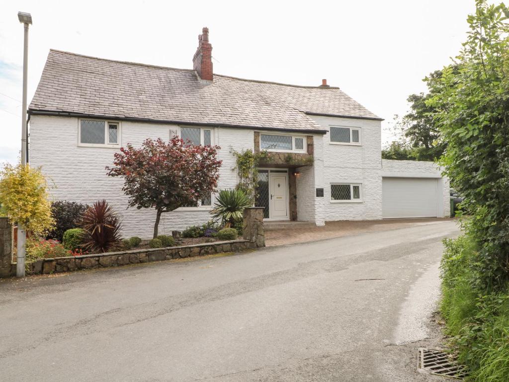 Uma casa branca com uma entrada à frente. em Moody House Farm em Chorley