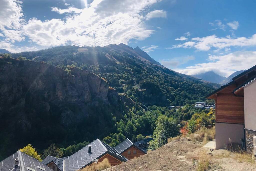 een uitzicht op een berg met huizen en bomen bij Alta in Valloire