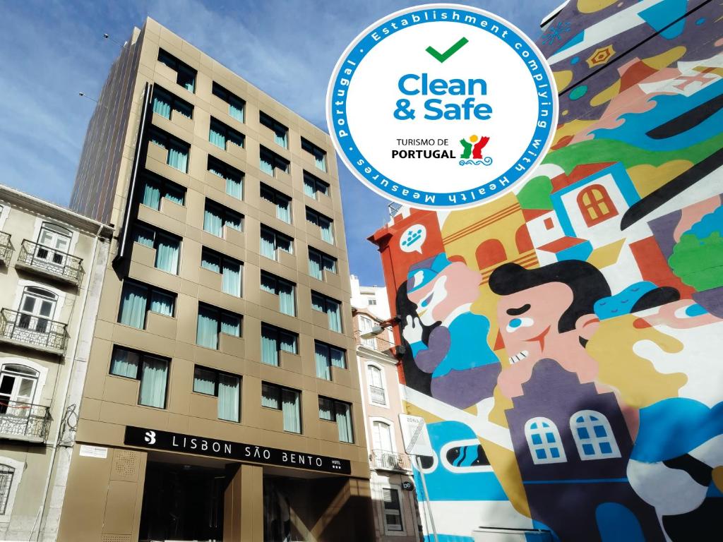 um sinal para o hotel limpo e seguro em frente a um edifício em Lisbon Sao Bento Hotel em Lisboa
