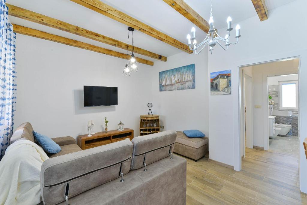 Televízia a/alebo spoločenská miestnosť v ubytovaní Apartments Crno