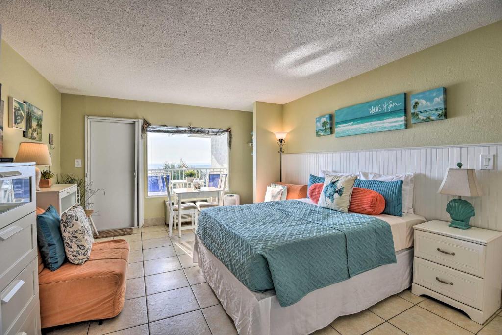 戴通納海灘的住宿－Waterfront Daytona Beach Studio with Pool Access!，一间卧室设有一张床和一间用餐室