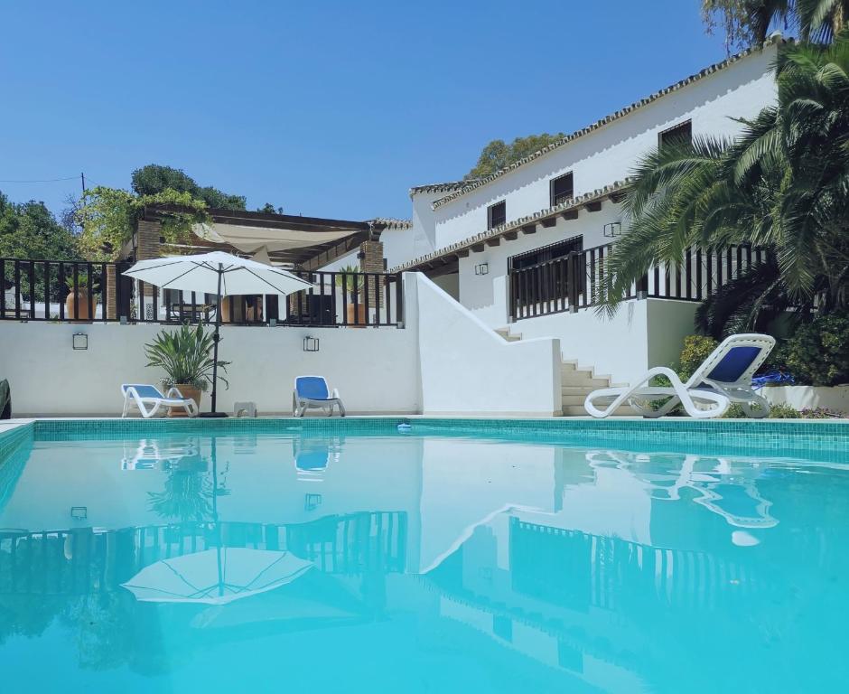 una piscina di fronte a una villa di Molino de Saladilla a Coín