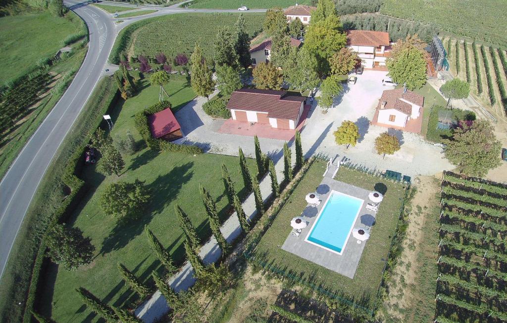 - une vue aérienne sur une maison avec une piscine dans l'établissement Agriturismo Barbarino, à Vinci