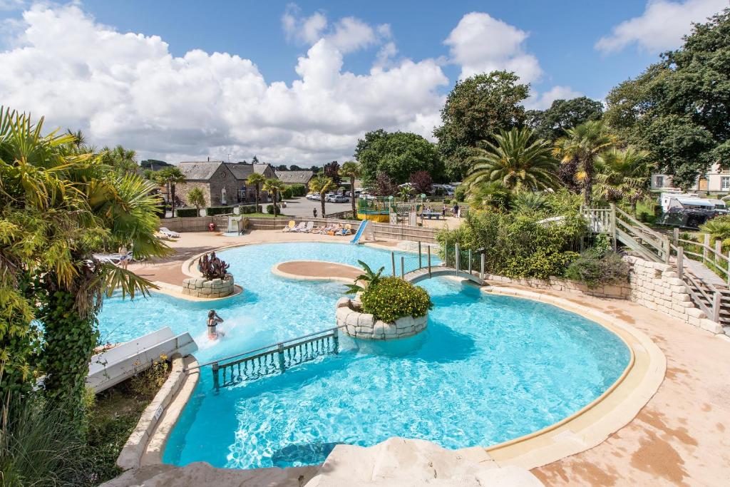 ein Bild eines Pools in einem Resort in der Unterkunft See Breizh by Home From Home in Saint-Malo