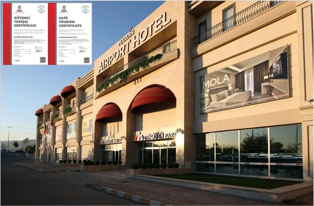 un bâtiment avec un panneau sur son côté dans l'établissement Mardin Airport hotel, à Mardin