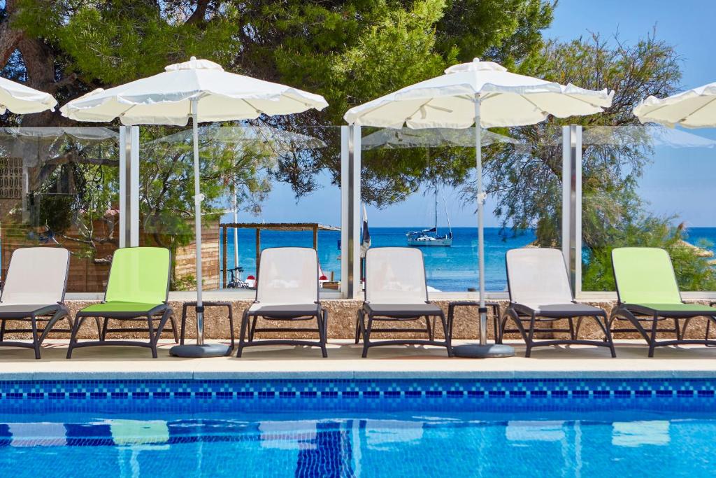 The swimming pool at or close to Universal Hotel Laguna