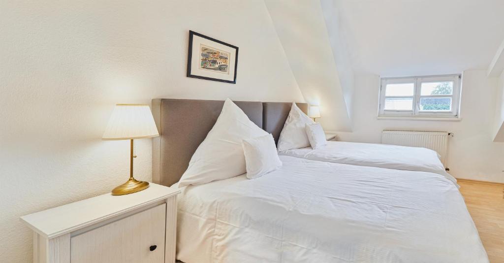 Postel nebo postele na pokoji v ubytování Gutshotel Baron Knyphausen