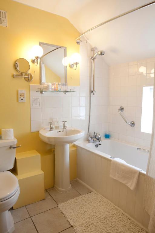 Yalbury Cottage - Family Room (2 Adults + 1 Child)