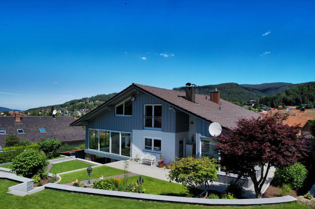 eine Luftaufnahme eines Hauses in der Unterkunft Ferienwohnungen Muhr in Bodenmais