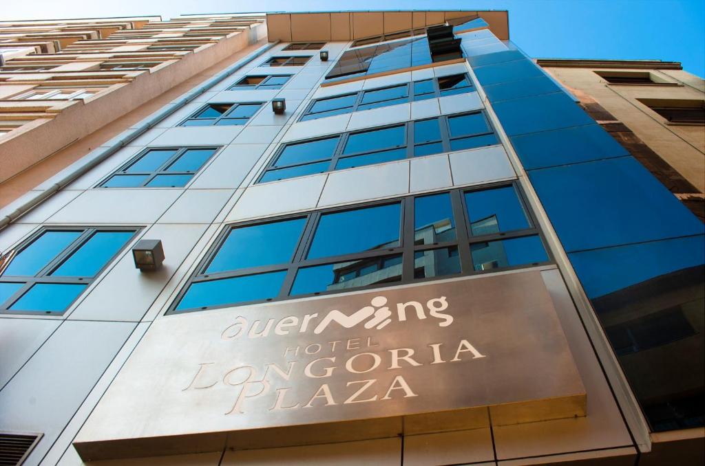 ein Schild an der Seite eines Gebäudes in der Unterkunft Duerming Longoria Plaza Hotel in Oviedo