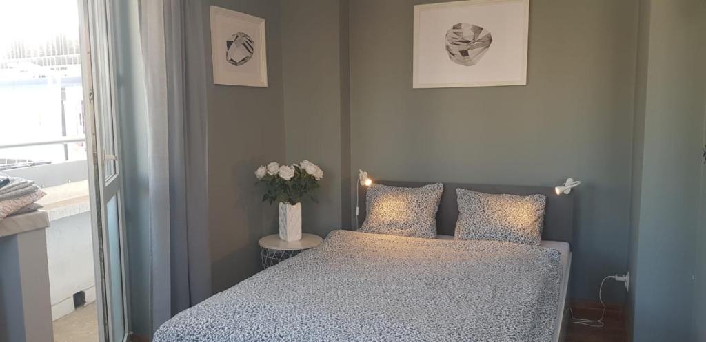 sypialnia z łóżkiem i wazonem kwiatów w obiekcie Coco Christina 1 w Warszawie