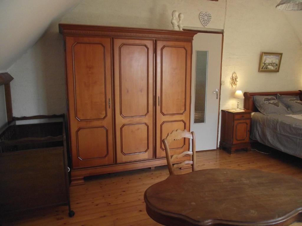 Postel nebo postele na pokoji v ubytování chambres du grès rouge de Beauval
