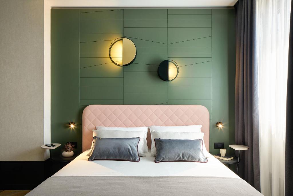 A bed or beds in a room at Hotel Forte del 48