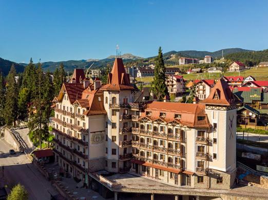 un grand bâtiment blanc avec un toit rouge dans l'établissement Patkovski Gold, à Bukovel