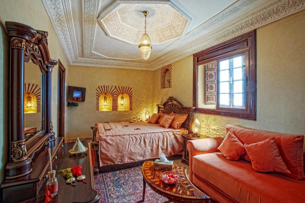 ein Schlafzimmer mit einem Bett und einem Sofa in der Unterkunft Riad Dar Essalam in Marrakesch