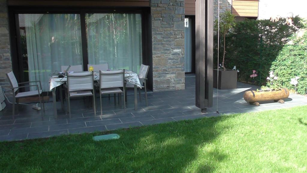 a dining area with a table and chairs on a patio at Alojamiento en la Cerdanya in Bourg-Madame