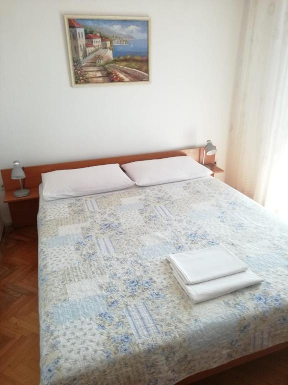 Postel nebo postele na pokoji v ubytování Dvokrevetna soba s balkonom i kuhinjom