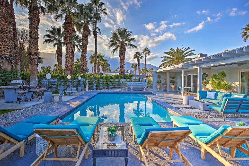 Sundlaugin á Stunning Palm Springs Escape with Epic Outdoor Oasis eða í nágrenninu