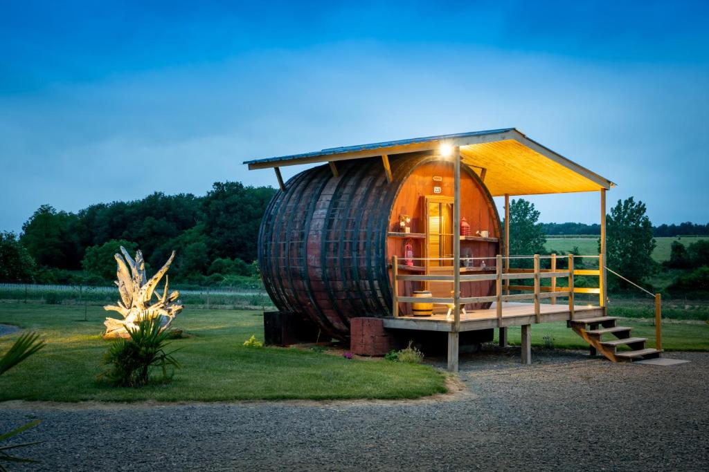 eine kleine Hütte mit einem Fass in der Mitte in der Unterkunft Les "JOLY" Foudres in Vaudelnay