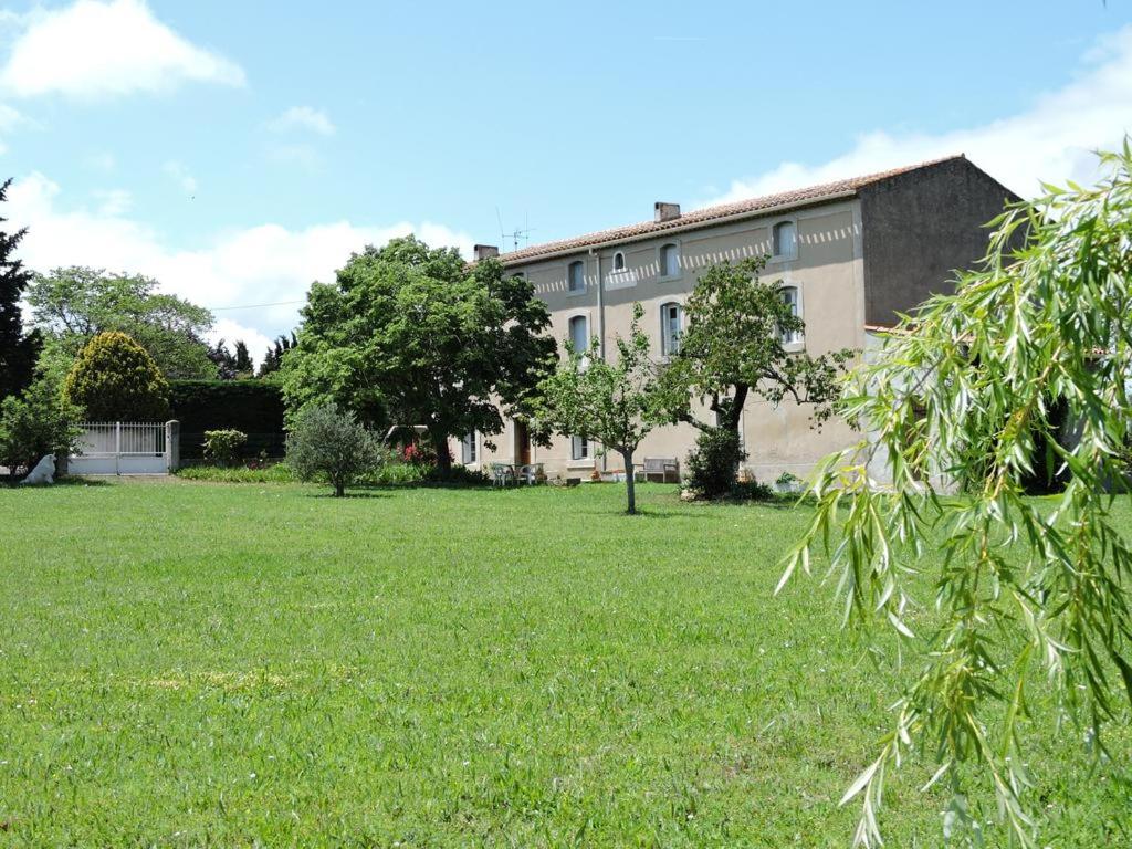 un gran edificio en un campo de césped verde en Domaine Saint-Louis, en Carcassonne