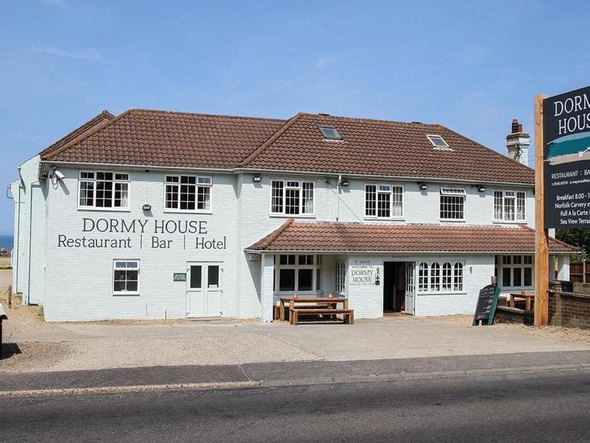 um restaurante bar hotel casa idiota na lateral da rua em The Dormy House Hotel em Cromer