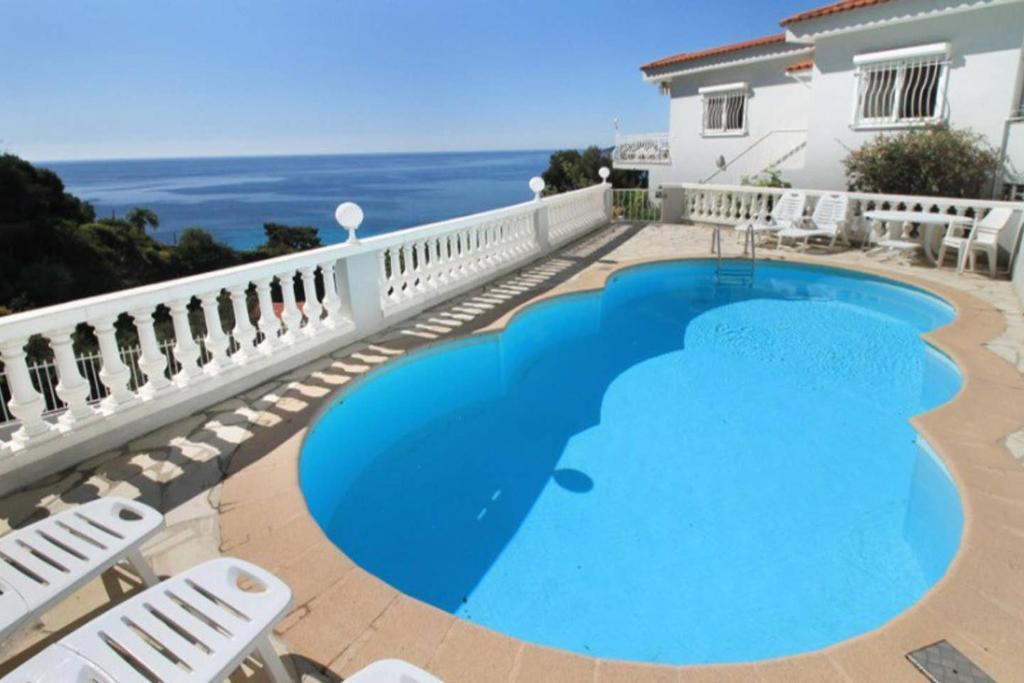 een zwembad met uitzicht op de oceaan bij Villa piscine Eze bord de mer à 500m de la plage in Èze