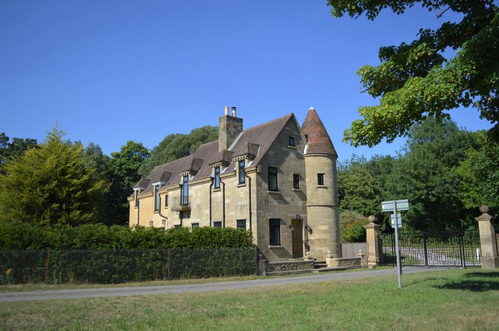 une vieille maison sur le côté d'une route dans l'établissement East Lodge, à Bolney