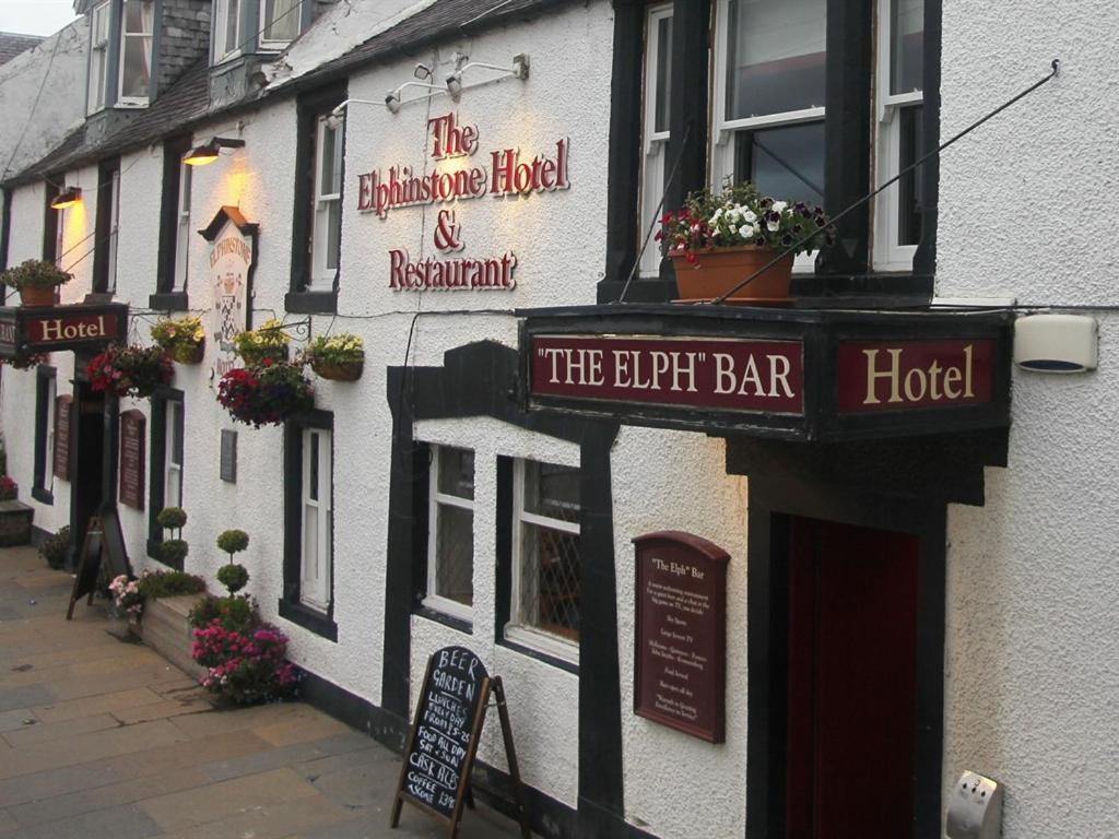 un edificio con un cartel que lee la barra de elefantes en Elphinstone Hotel, en Biggar