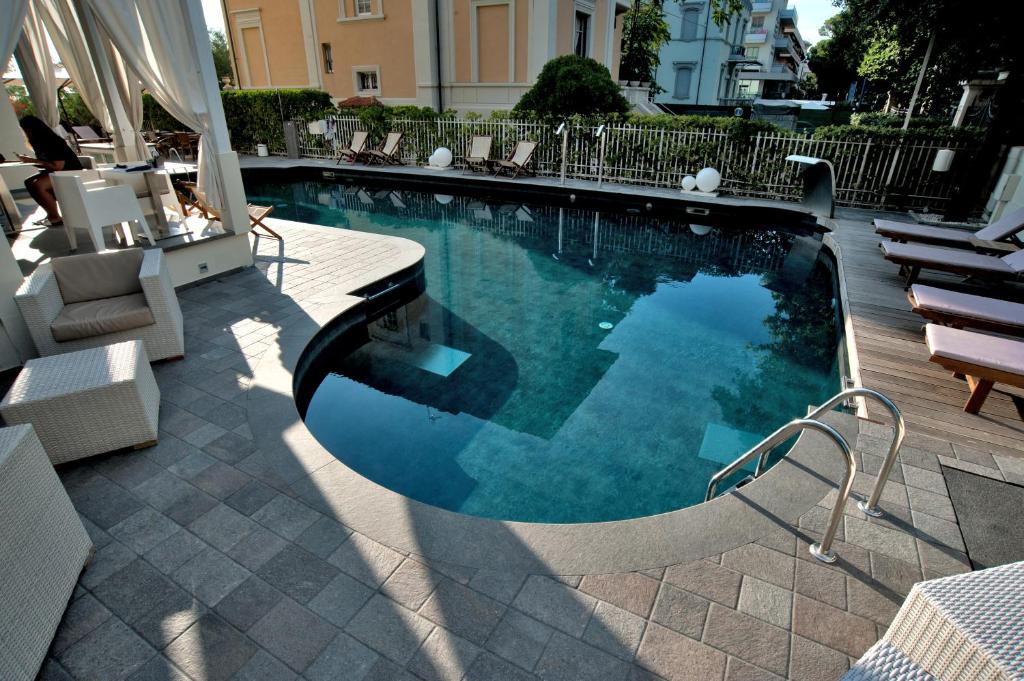 The swimming pool at or close to Le Rose Suite Hotel