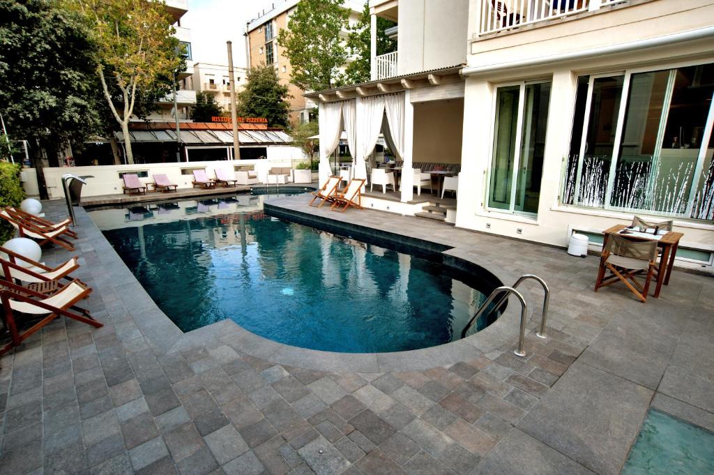 The swimming pool at or close to Le Rose Suite Hotel