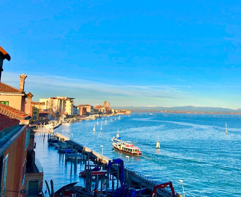 een uitzicht op een rivier met boten in het water bij Ca' Monica Panoramic-Canal View, Biennale in Venetië