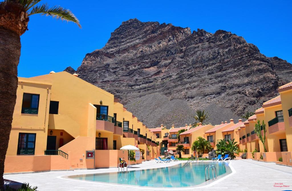 uma vista para um resort com uma montanha ao fundo em Complejo Las Tres Palmeras em Valle Gran Rey
