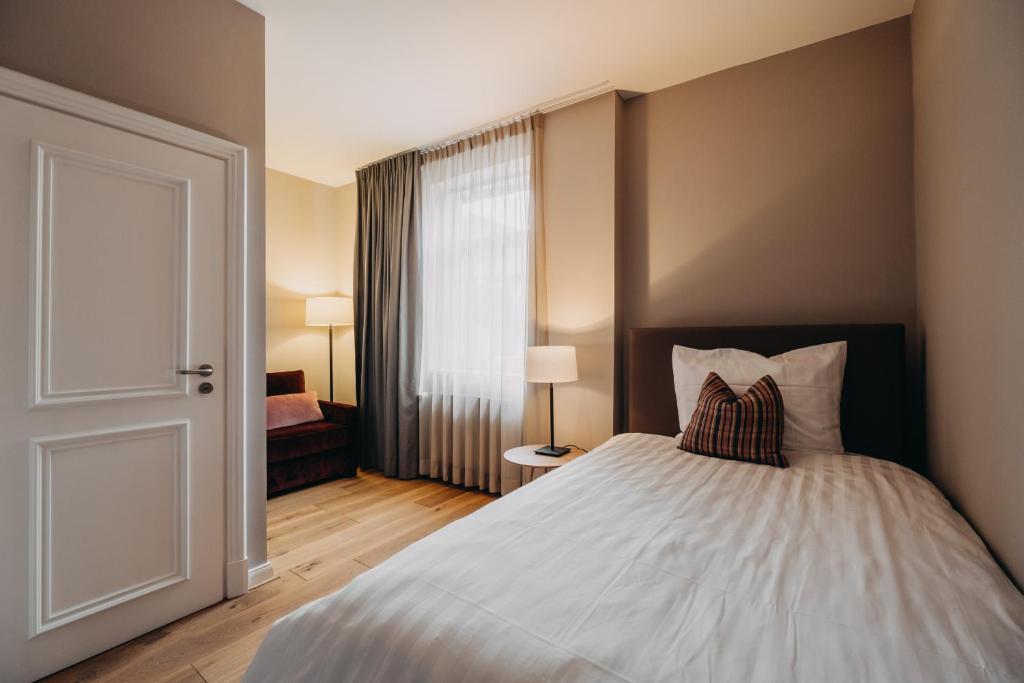 Postel nebo postele na pokoji v ubytování Hotel zum Heidkrug & Café Lil