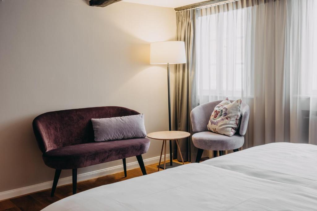 Postel nebo postele na pokoji v ubytování Hotel zum Heidkrug & Café Lil