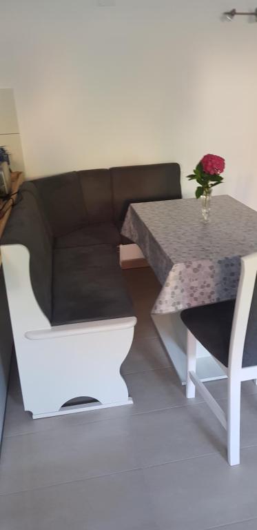 ein Wohnzimmer mit einem Tisch und einem Sofa in der Unterkunft Ferienwohnung Harbusch in Immenhausen